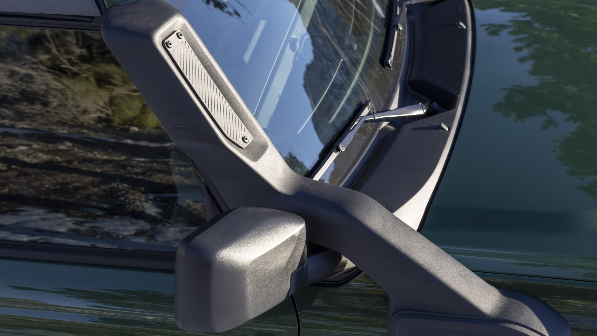 The snorkel system (snorkel) located on the passenger side.