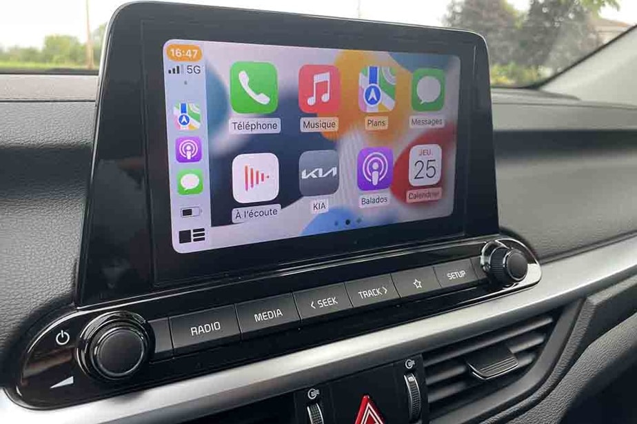 The infotainment screen offers the expected connectivity (Apple CarPlay or Android Auto).