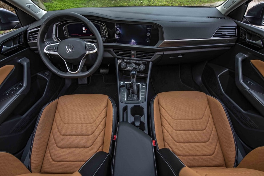 The Comfortline version appears the most balanced of the three.  Like the top-of-the-range model, it benefits from Volkswagen's digital cockpit.