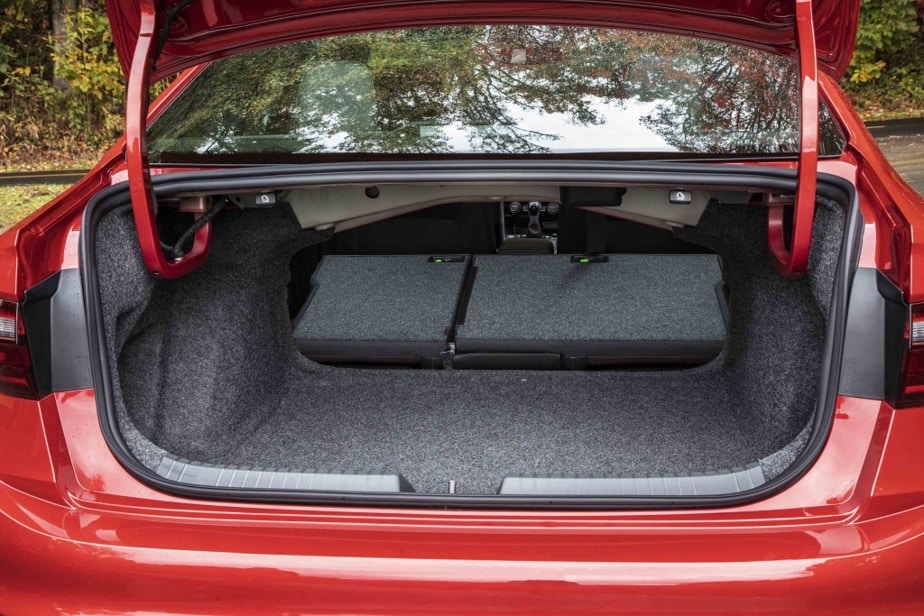 The trunk, of an abyssal depth, can be modulated since it is possible to fold down all or part of the seat backs.