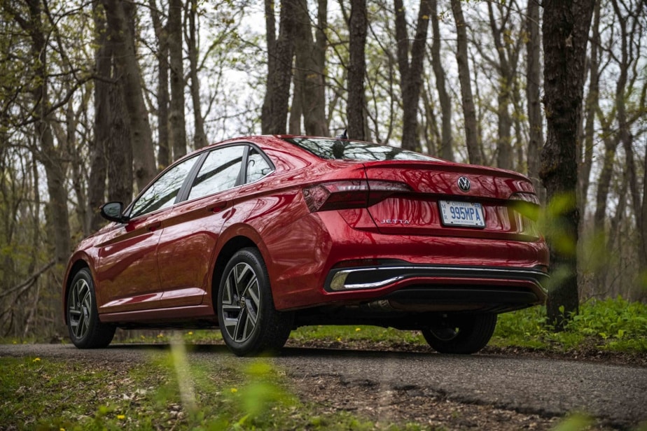 The “feel of the road” is nothing exceptional, but the Volkswagen Jetta proves to be both reassuring and reassuring.