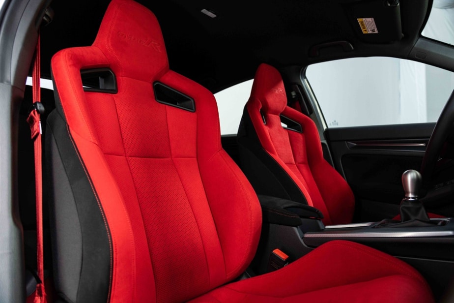The treatment of the interior is more sportier (you like red, don't you?).