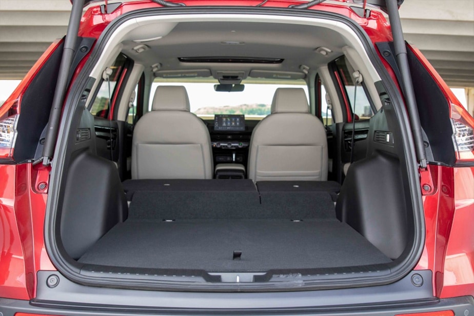 The trunk (when the bench seatbacks are folded down) has a larger volume than that of the previous generation.