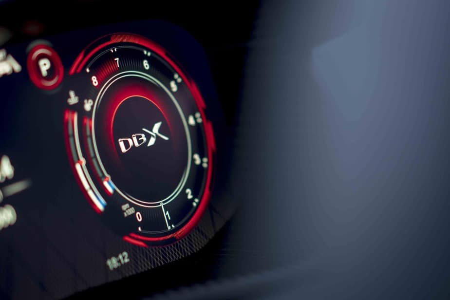 The DBX 707 is characterized by an energetic push through the first five gears.