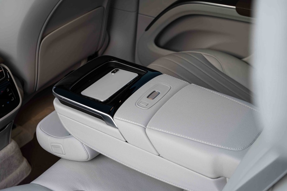 The armrest of the Mercedes EQS SUV