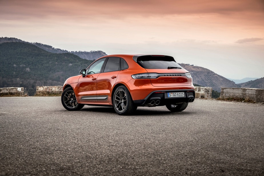 The Macan's suspension elements correctly filter out road imperfections, despite the reduced height of its tire sidewalls.