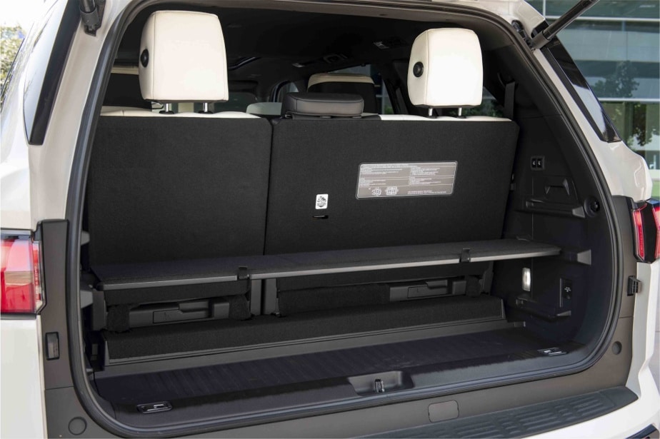 The trunk offers less space and it is impossible to obtain a perfectly flat floor without using a promontory.