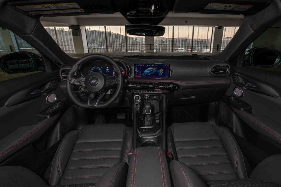 The driving position is not subject to any particular criticism, nor are the ergonomics of the controls and the user-friendliness of the infotainment system.