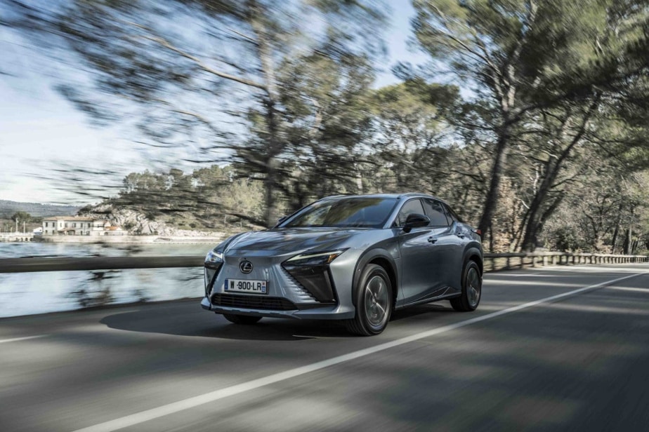 The power of the electric motors (there is one on each axle) of the Lexus RZ450e produces 50% more power than those responsible for moving the Toyota bZ4X.