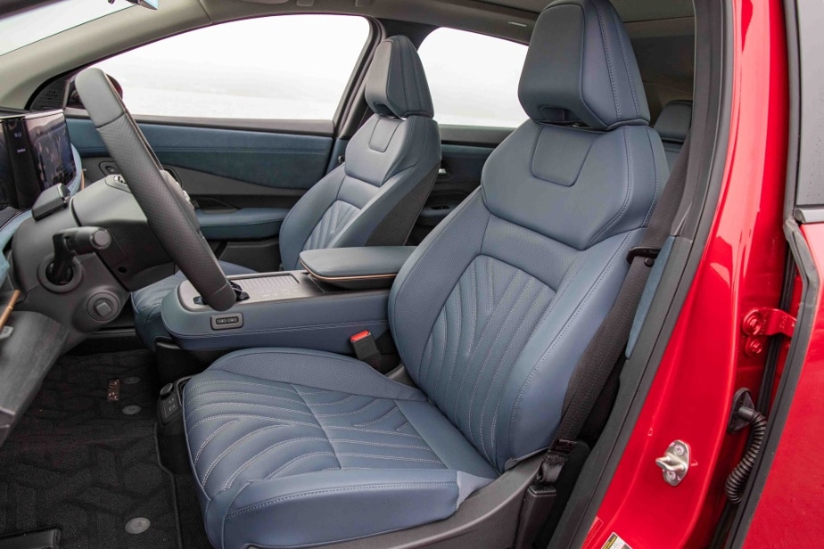 Getting in and out is no problem, but it would probably have been wise to further sculpt the front seats – incidentally very comfortable – to provide greater lateral support.