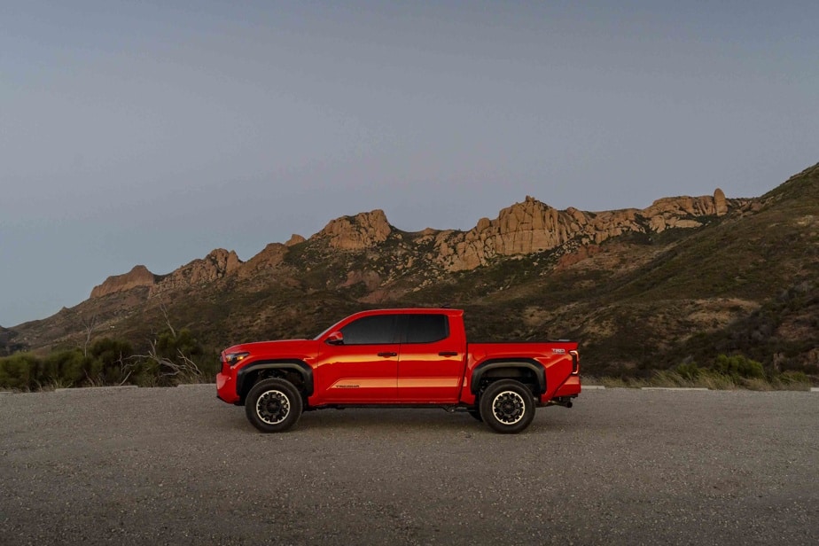 The body of the Toyota Tacoma gains in space (+8%), robustness (increase in maximum payload) and lightness (14% reduction in weight) with the configuration of this chassis and the use of composite materials.